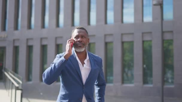 Vídeo Empresário Africano Recebendo Uma Chamada Assistindo Livre — Vídeo de Stock
