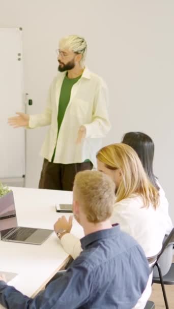 不同同事在会议室用白板向一位男士鼓掌的慢镜头 — 图库视频影像