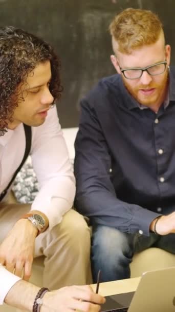 Vídeo Câmera Lenta Dois Colegas Conversando Enquanto Usam Laptop Sentado — Vídeo de Stock