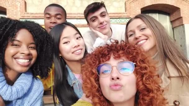 Wideo Grupą Wieloetnicznych Przyjaciół Uśmiechających Się Robiących Selfie Mieście — Wideo stockowe