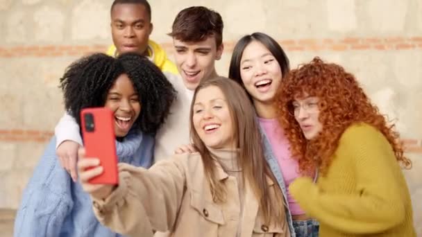 一群多种族的年轻朋友一边在户外自拍一边庆祝的慢镜头 — 图库视频影像