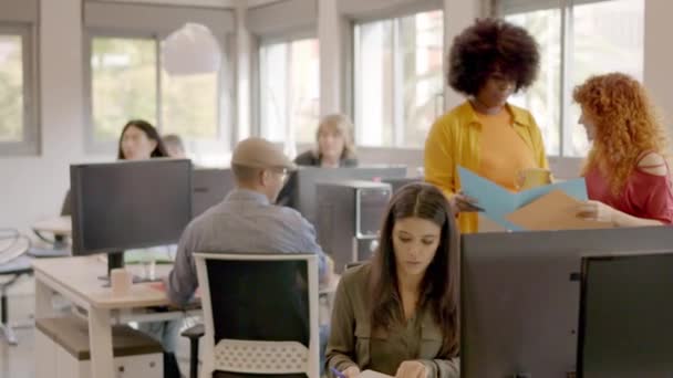 Vidéo Ralenti Une Femme Concentrée Travaillant Dans Coworking Côté Collègues — Video