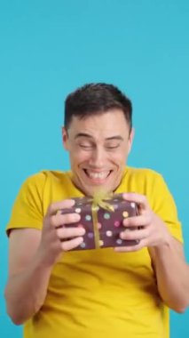 Stüdyoda mavi arka planda, sevdiği hediyeyi alan mutlu bir adamın videosu var. Çerçeve boş başlar, adam aşağıdan görünür ve altta kaybolur..