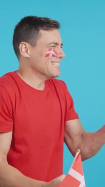 Film stüdyosunda gergin bir adamın Danimarka 'ya tezahürat yaptığı bir krom vardı. Heyecan verici bir maç sırasında başka yöne bakarken kayboldu.