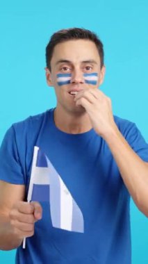 El Salvador için tezahürat yapan tutkulu ve gergin bir adamın, sonunda kaybedilen heyecan verici bir maç sırasında...