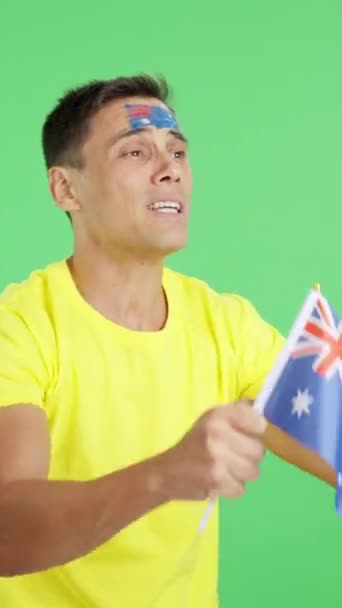 Video Estudio Con Croma Hombre Nervioso Animando Australia Durante Emocionante — Vídeos de Stock