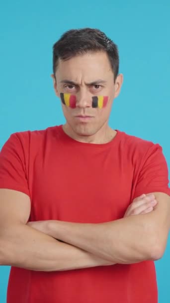 Відео Студії Хромом Гідного Серйозного Чоловіка Бельгійським Прапором Намальованим Обличчі — стокове відео