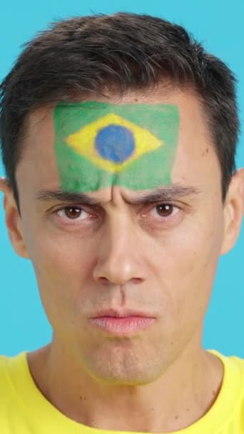 Video Studiu Chromou Zblízka Seriózního Muže Brazilskou Vlajkou Namalovanou Obličeji — Stock video