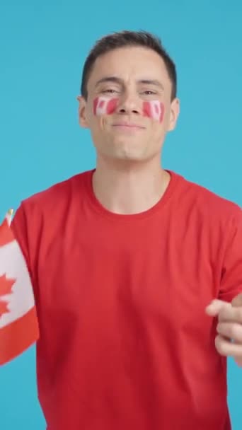 Відео Студії Хромою Пристрасного Нервового Чоловіка Який Вітає Канаду Під — стокове відео
