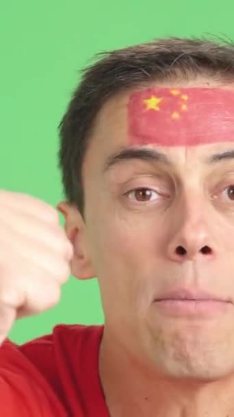 Man Med Kinesisk Nationell Flagga Upprörd Med Domare — Stockvideo