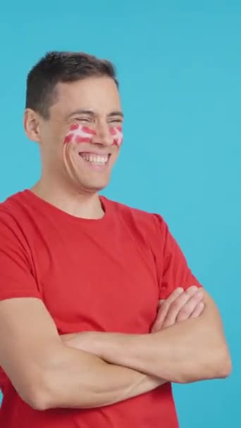 Video Estudio Con Croma Hombre Feliz Con Bandera Danesa Pintado — Vídeo de stock