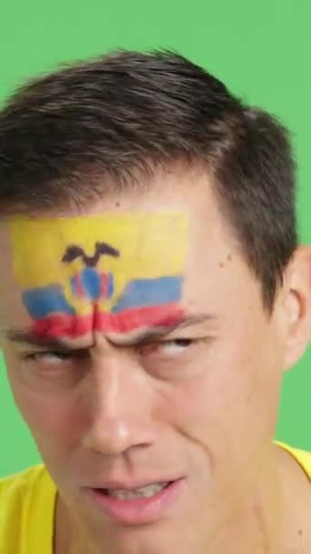 Закрыть Видео Студии Хромой Нервного Человека Эквадорским Флагом Нарисованным Лице — стоковое видео