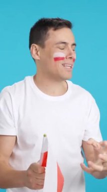 Stüdyoda, tutkulu ve gergin bir adamın Polonya için tezahürat yaptığı bir video sonunda kaybedilen heyecan verici bir maç sırasında