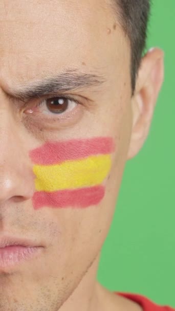 Видео Студии Хромой Крупного Плана Серьезного Человека Испанским Флагом Нарисованным — стоковое видео