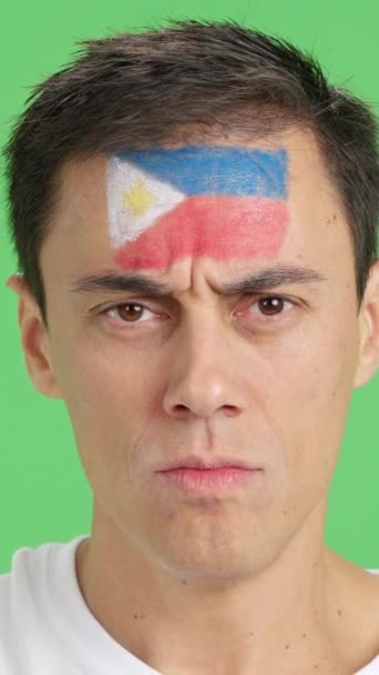 Видео Студии Хромой Крупным Планом Серьезного Человека Филиппинским Флагом Нарисованным — стоковое видео