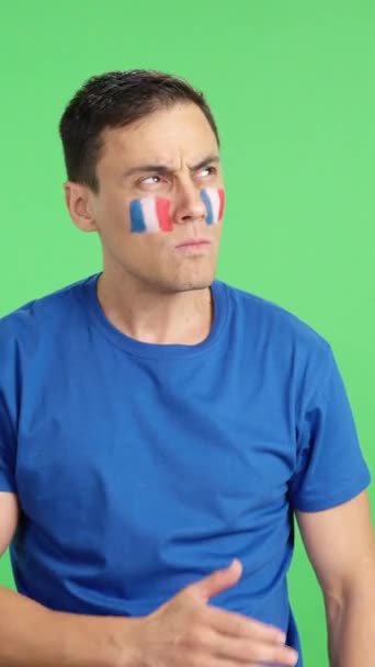 Wideo Studio Chromą Francuskiego Patrioty Słuchającego Hymnu Narodowego Powagą — Wideo stockowe