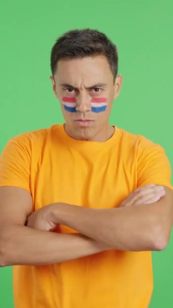 Видео Студии Хромой Достойного Серьезного Человека Голландским Флагом Нарисованным Лице — стоковое видео
