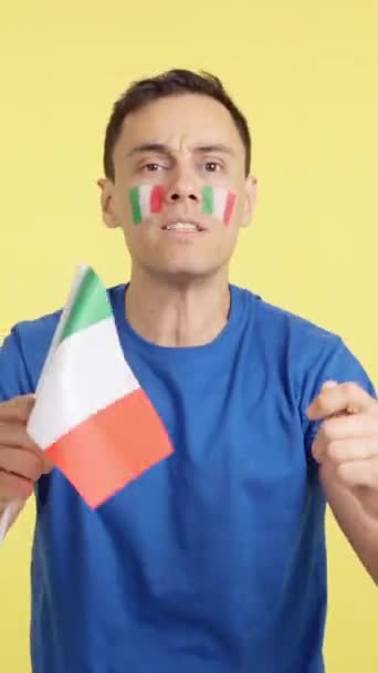 Vídeo Estúdio Com Croma Homem Acenando Uma Bandeira Nacional Italiana — Vídeo de Stock