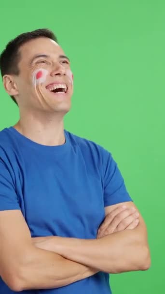Vídeo Estúdio Com Croma Homem Feliz Com Bandeira Japonesa Pintada — Vídeo de Stock