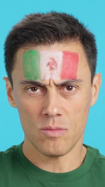Video Studiu Chromou Zblízka Seriózního Muže Mexickou Vlajkou Namalovanou Obličeji — Stock video