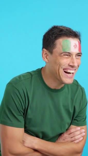 Video Estudio Con Croma Hombre Feliz Con Bandera Mexicana Pintado — Vídeos de Stock