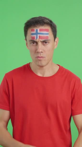Video Estudio Con Croma Hombre Digno Serio Con Bandera Noruega — Vídeos de Stock
