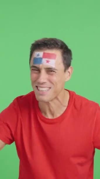 パナマの叫び声と国旗を振るために情熱的に応援する男のクロマとスタジオでのビデオ — ストック動画