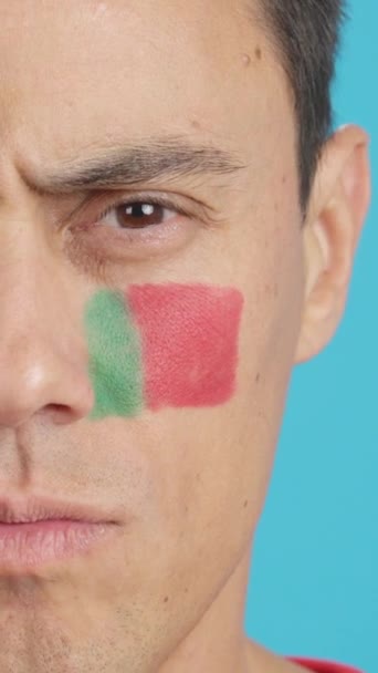 Видео Студии Хромой Крупным Планом Серьезного Человека Португальским Флагом Нарисованным — стоковое видео