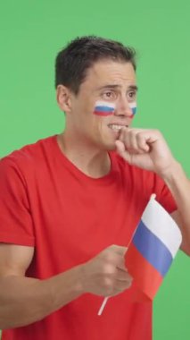 Stüdyoda gergin bir adamın Rusya 'ya tezahürat etmesinin krom görüntüsü var.