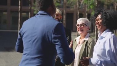 Finansal bölgede buluşan mutlu iş adamlarının yörünge seyahati videosu