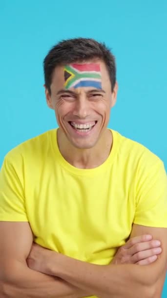 Video Estudio Con Croma Hombre Pie Con Bandera Sudáfrica Pintado — Vídeo de stock