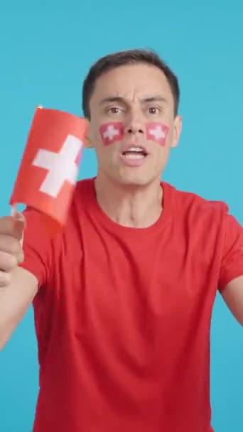 Video Studiu Chromou Muže Mávající Švýcarskou Národní Vlajkou Naštvaný Rozhodnutí — Stock video
