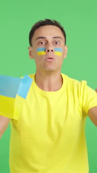 Video Estudio Con Croma Hombre Ondeando Una Bandera Nacional Ucraniana — Vídeos de Stock