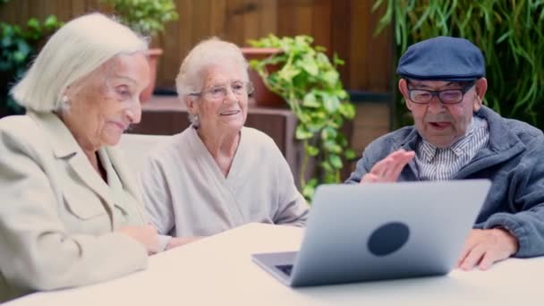 Video Van Drie Senioren Met Laptop Zwaaien Tijdens Een Videogesprek — Stockvideo