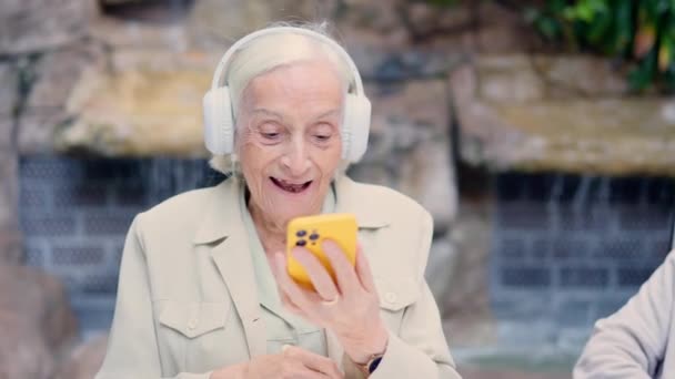 Video Äldre Kvinna Som Använder Telefon För Ett Videosamtal Geriatrisk — Stockvideo