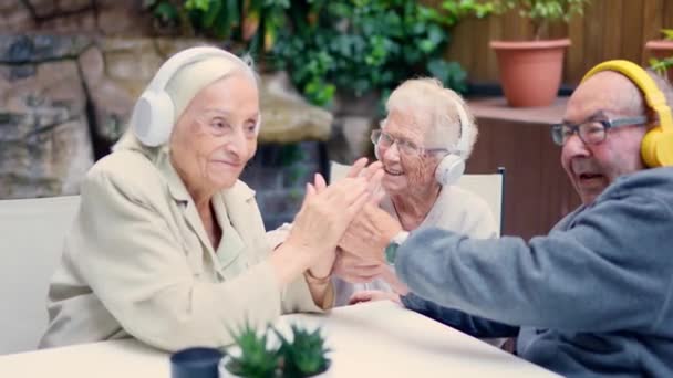 高齢者を祝って挨拶する3人のシニアのビデオ — ストック動画