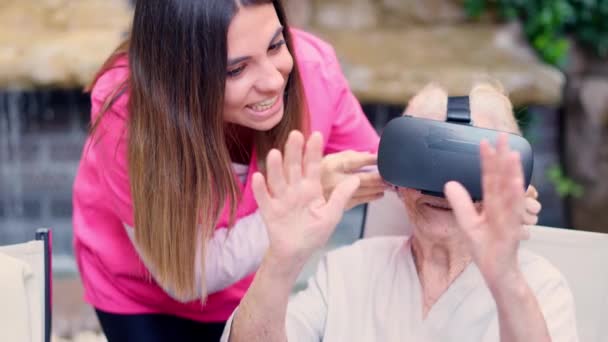 老年妇女在使用虚拟现实时在老年病中打手势的视频 — 图库视频影像