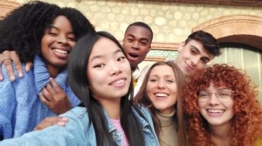 Asyalı genç bir kadının arkadaşlarıyla dışarıda selfie çekerken videosu.