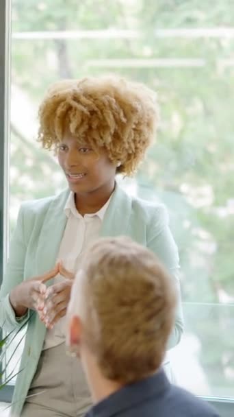 コワーキングオフィスのビジネスミーティングで話すアフリカのマネージャーのスローモーションビデオ — ストック動画