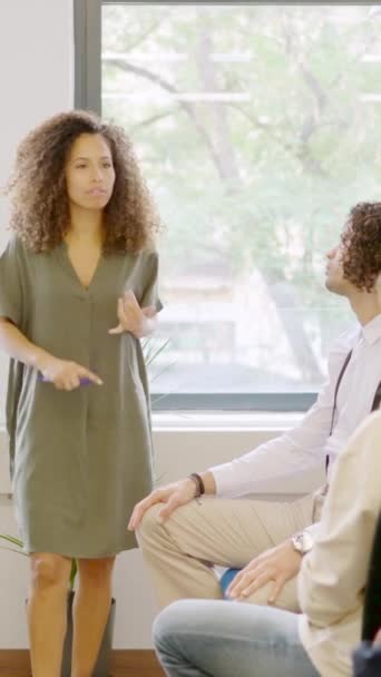 コワーキングスペースで従業員を真剣にスケールする女性マネージャーのスローモーションビデオ — ストック動画