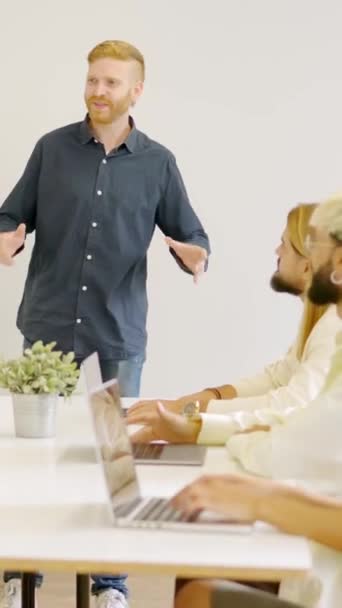 Slow Motion Video Nadert Een Man Praten Tijdens Een Vergadering — Stockvideo