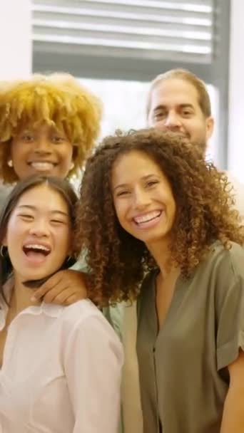Повільне Відео Групи Багатоетнічних Колег Які Посміхаються Камеру — стокове відео