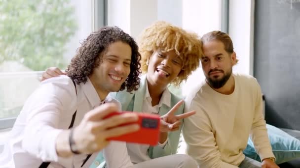 Çok Irklı Gülümseyen Arkadaşlarının Molasında Selfie Çektiği Yavaş Çekim Videoları — Stok video