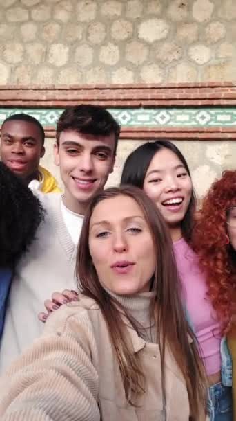 Video Grupp Leende Multietniska Vänner Gestikulera Medan Tar Selfie Staden — Stockvideo