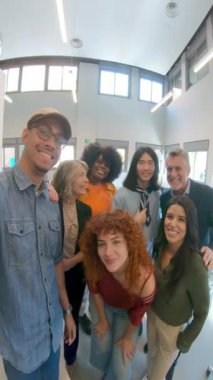 Ofiste selfie çeken mutlu iş arkadaşlarının videosu.