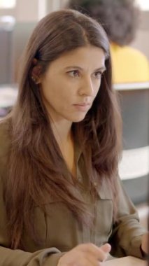 Bilgisayarla çalışan ve birlikte çalışan bir kadının yavaş çekim videosu.