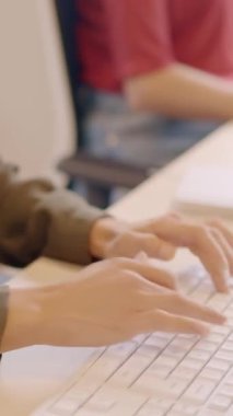 Klavye kullanan genç bir kadının yavaş çekim yakın çekim videosu.