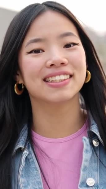 ストリートのカメラで笑顔でアジアの若い女性に近づくカメラでスローモーションビデオ — ストック動画