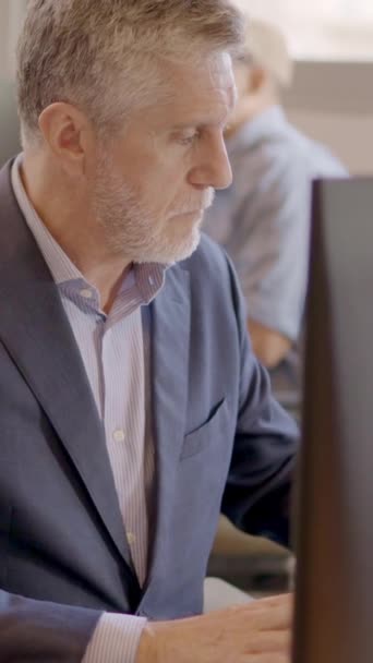 Медленное Видео Зрелом Человеке Работающем Компьютером Улыбающемся Коворкинге — стоковое видео