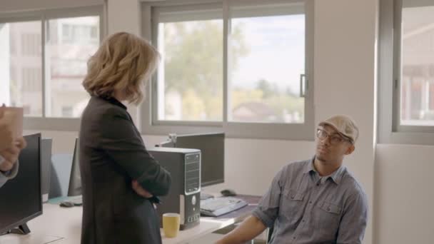 一个慢镜头 一个女经理在办公室训斥一个拉丁男人 — 图库视频影像